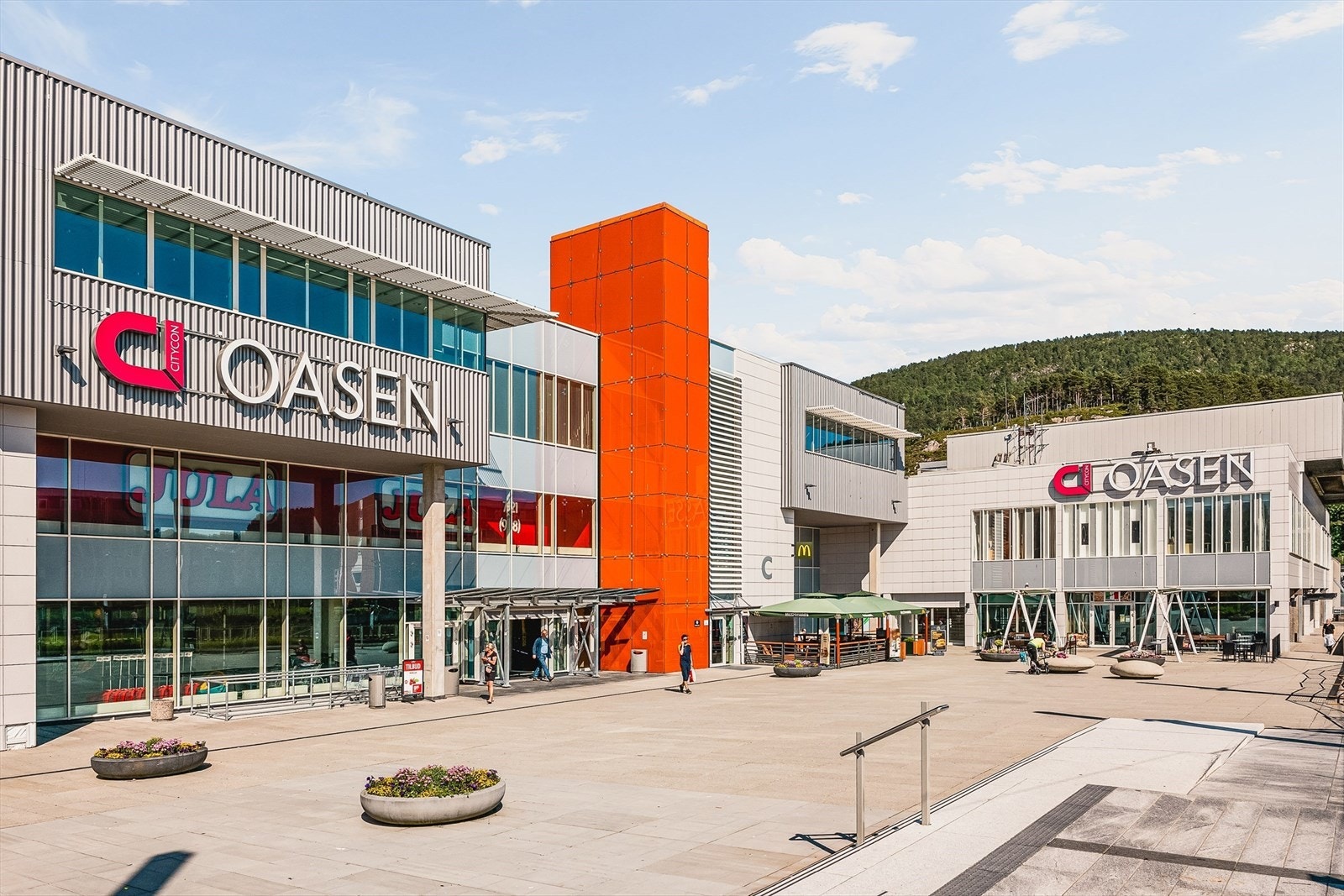 Oasen senter går under betegnelsen sentrum i en trivelig bydel og kan by på ca. 70 butikker, legesenter, kontorlokaler og et meget godt kollektivtilbud Galleribilde
