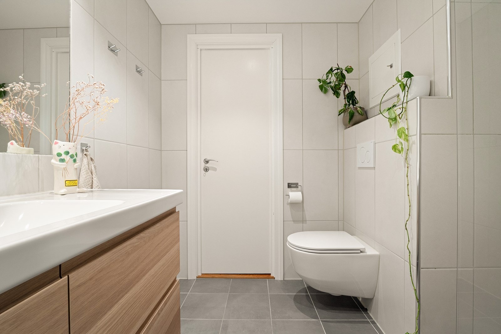 - Badet måler 4,8 m² og innehold dusj m/glassvegg, vegghengt toalett og heldekkende servant - Galleribilde