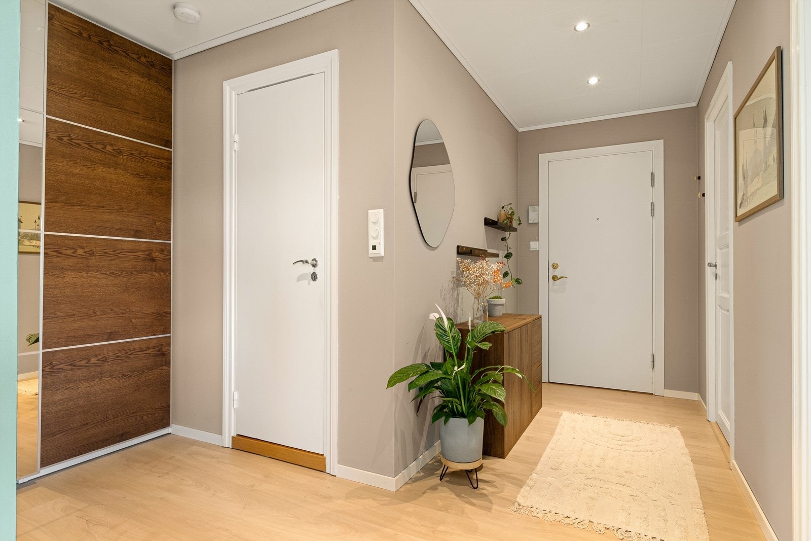 - Entréen måler 8,8 m² og gir et flott, representativt førsteinntrykk av leiligheten - Galleribilde