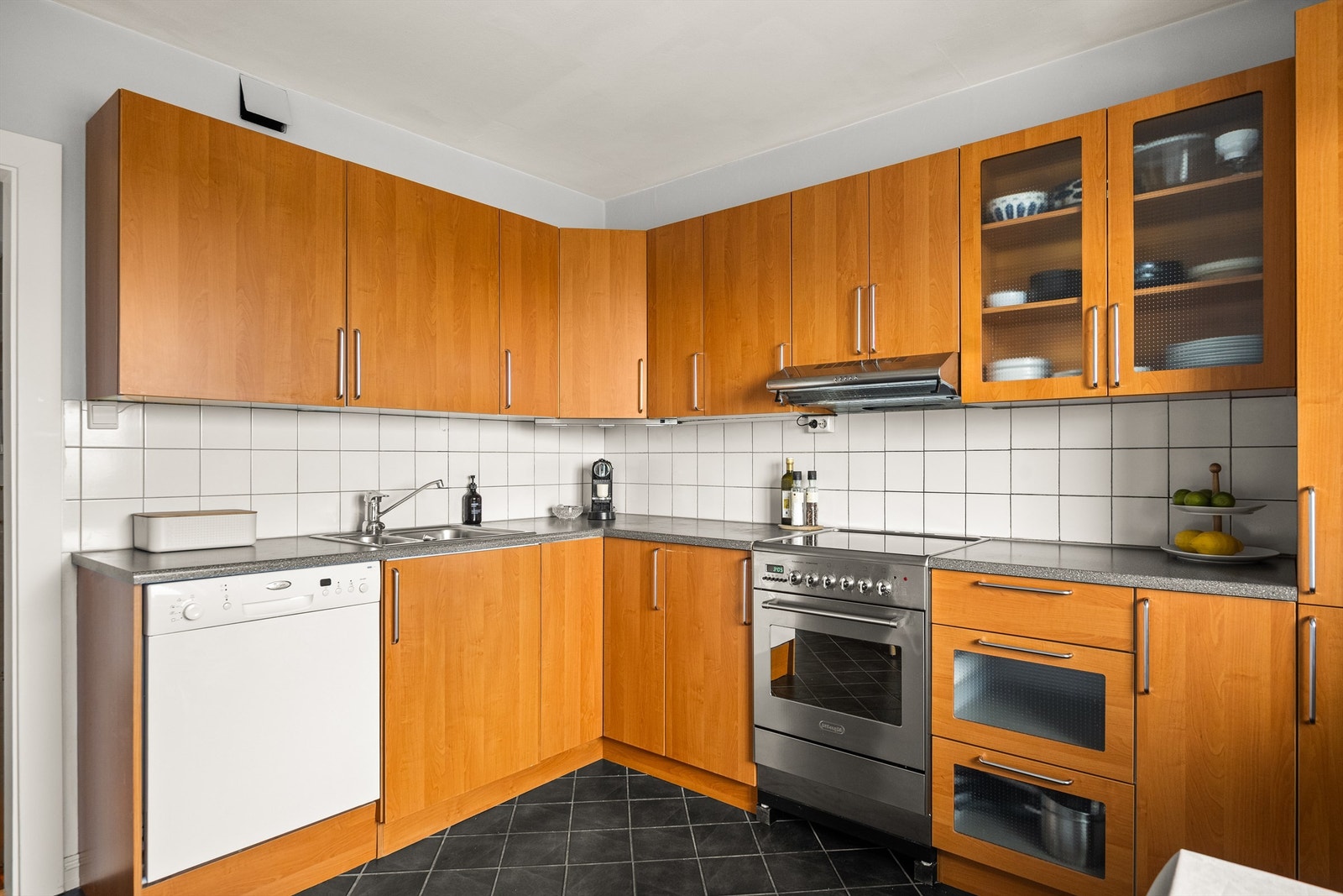 Kjøkkeninnredningen har slette fronter, benkeplate i laminat og integrert kjøleskap med frysedel. Galleribilde