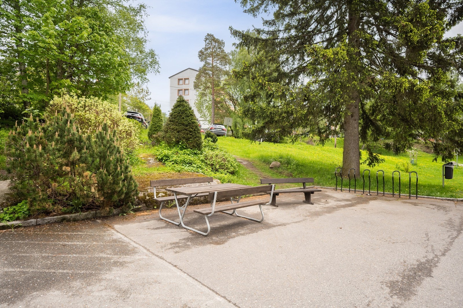 Borettslaget har velholdte fellesarealer med sittegrupper, lekeapparater og sykkelparkering. Galleribilde