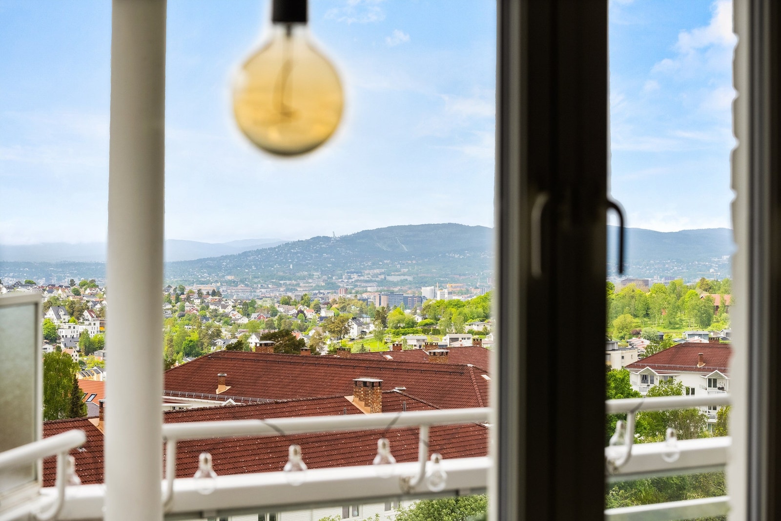Utsikt fra leiligheten mot nærområdet og Oslo sentrum. Galleribilde