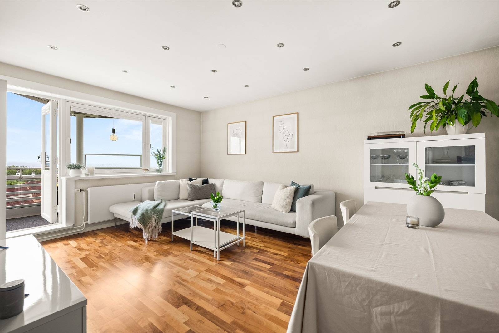Stuen har plass til både en romslig sofagruppe og spisebord. Galleribilde