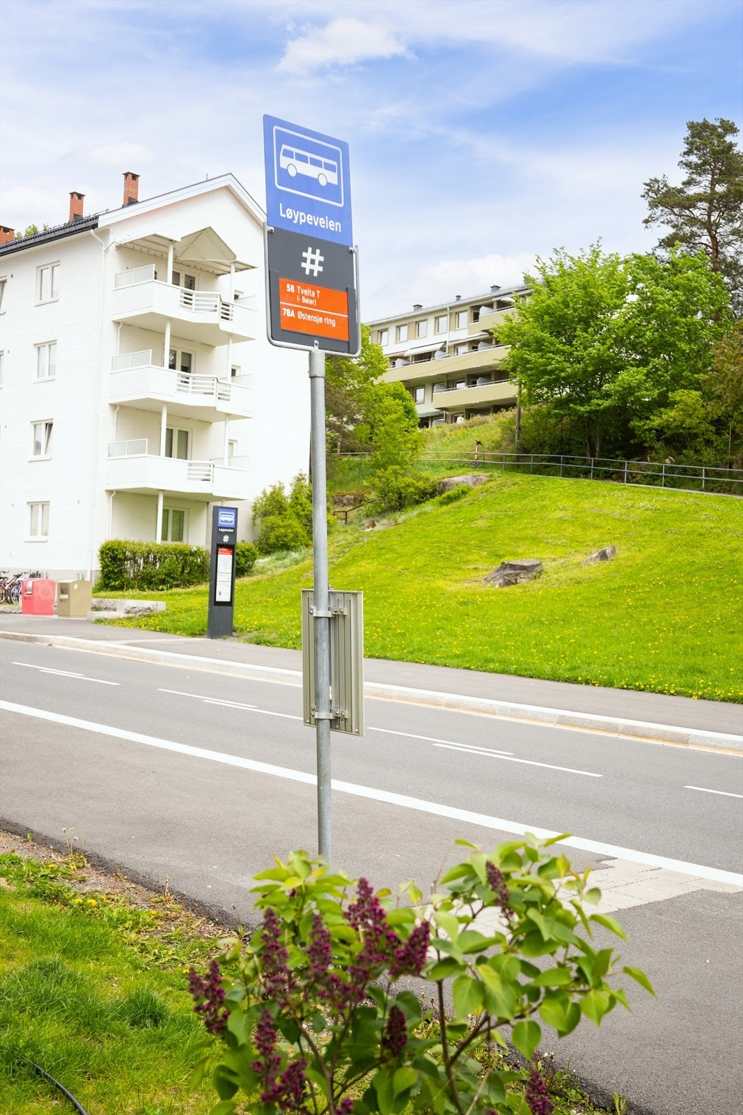 Rett utenfor ligger busstoppet Løypeveien, med avganger for linje 58, 78A og 78B. Galleribilde