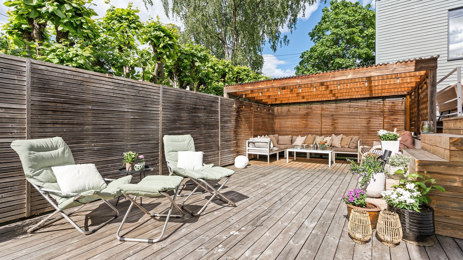 Herlig lun og skjermet terrasse på baksiden av kjøkkenet Galleribilde
