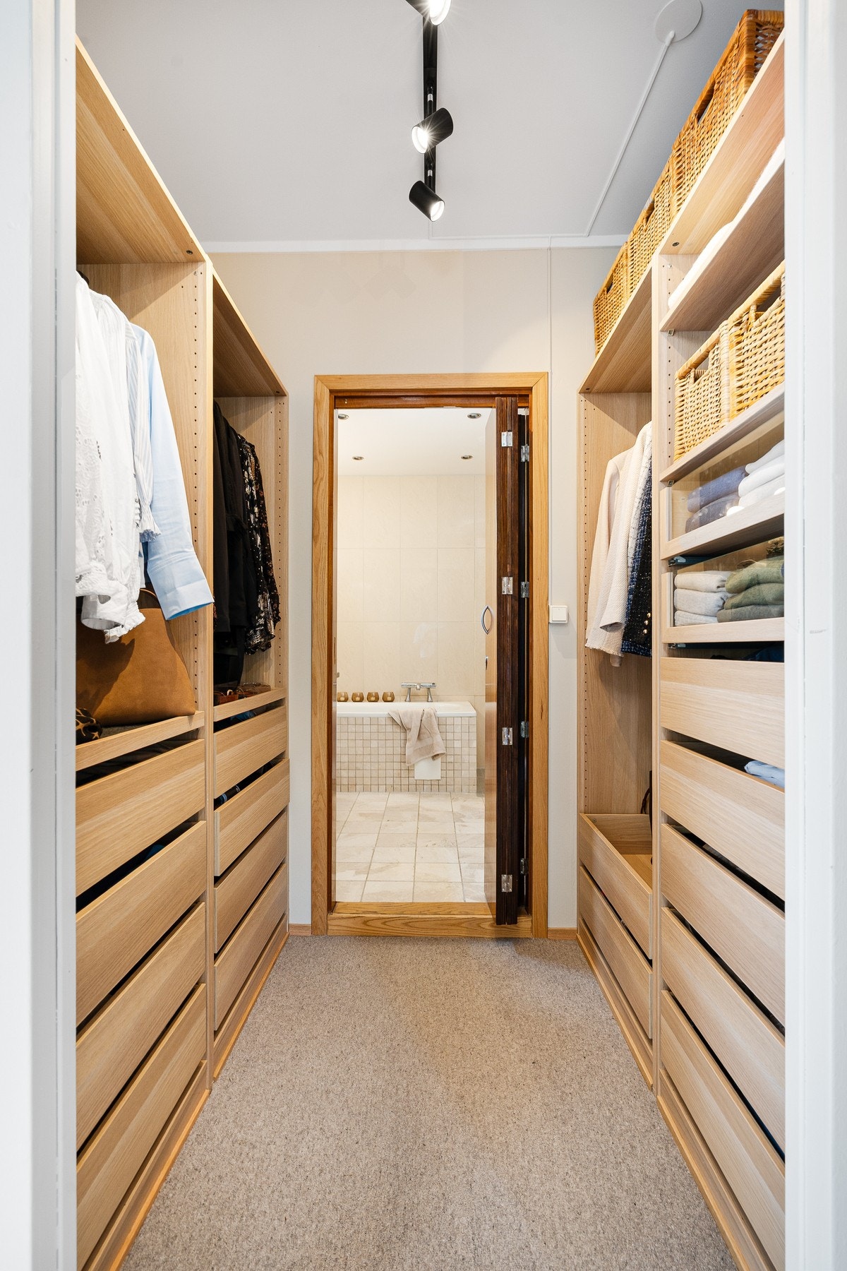 Walk through garderobe mellom soverom og bad Galleribilde