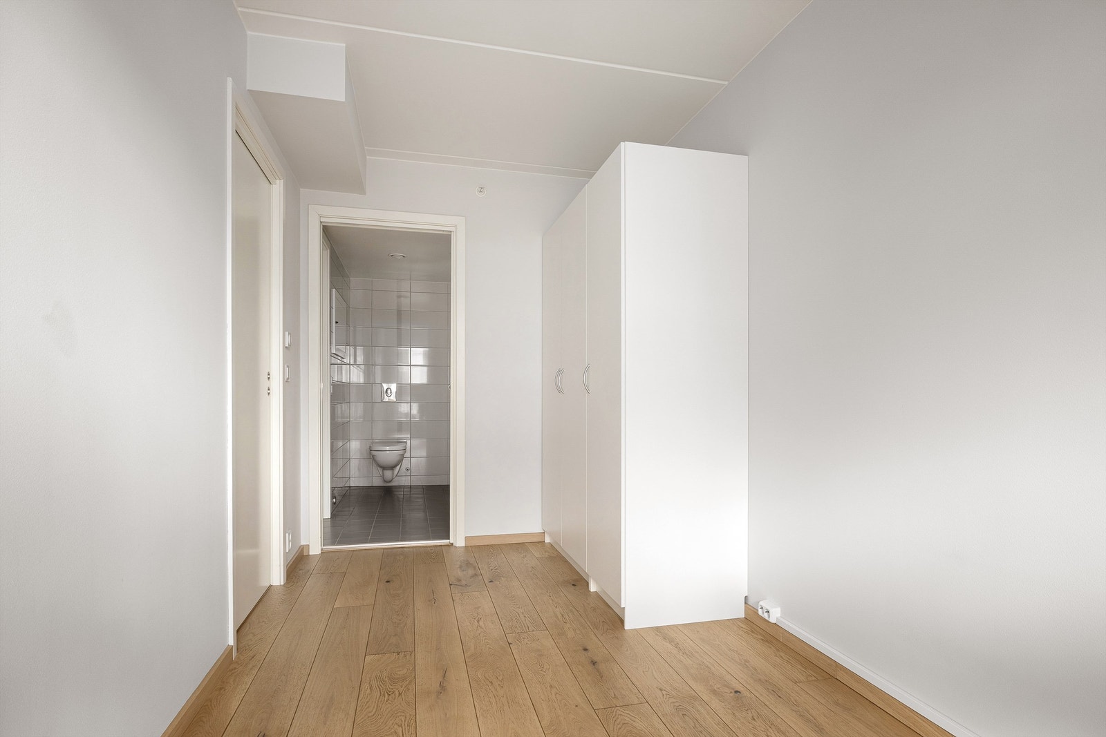 Det er inngang til bad fra både soverom og fra stue/kjøkken Galleribilde