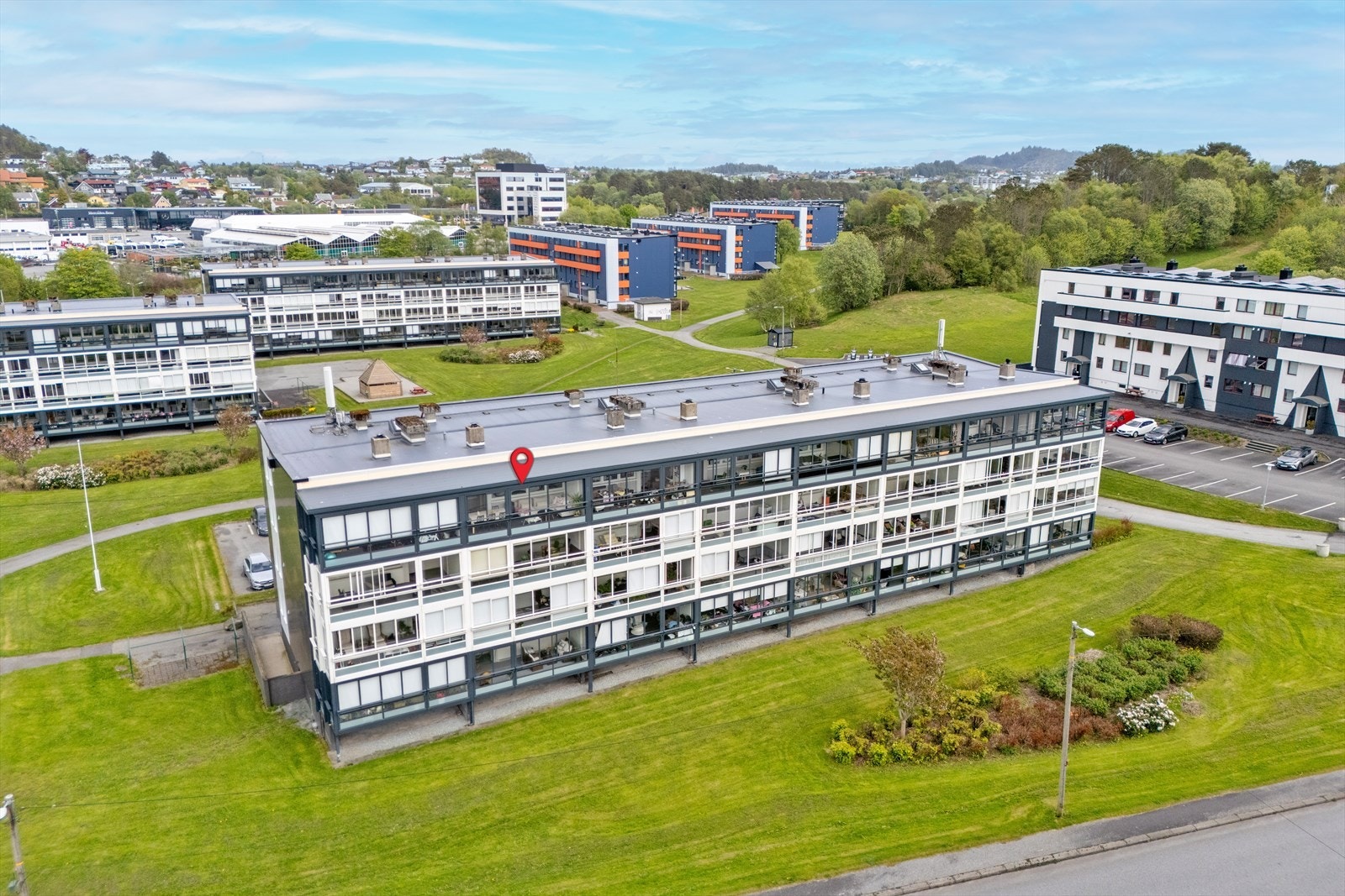 Leiligheten ligger i fjerde etasje med utsikt over nærområdet. Galleribilde
