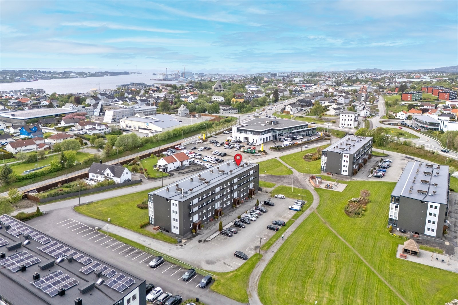Kort gangavstand til dagligvarebutikker som Coop Extra og Rema 1000 Galleribilde