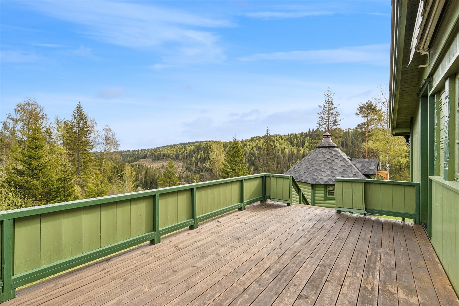 Romslig terrasse med gode solforhold og flott utsikt over vannet og landskapet rundt eiendommen Galleribilde