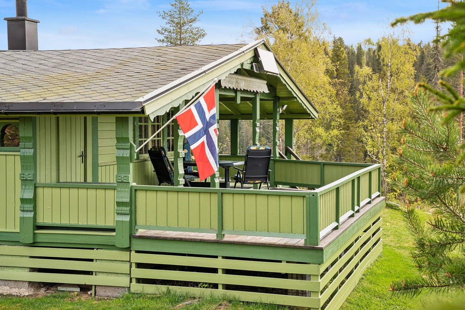Koselig veranda med god plass til sittegruppe - perfekt for hyggelige dager og lange kvelder tett på naturen. Galleribilde
