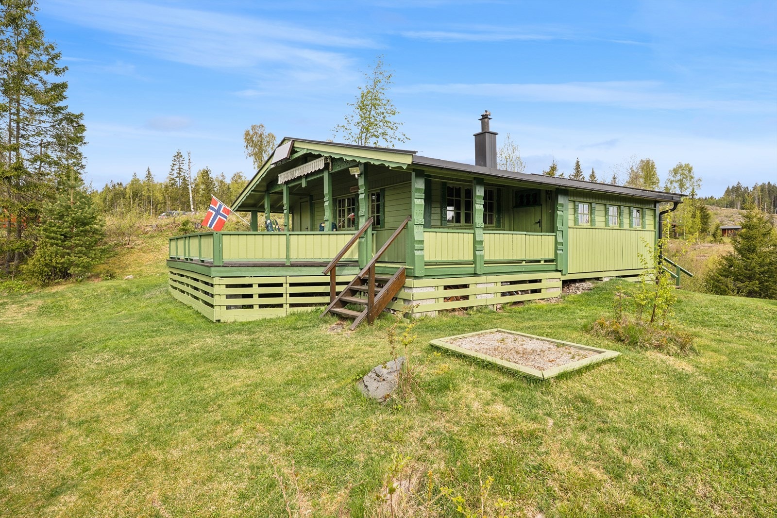 Romslig uteområde i grønne omgivelser og klassisk hyttepreg Galleribilde