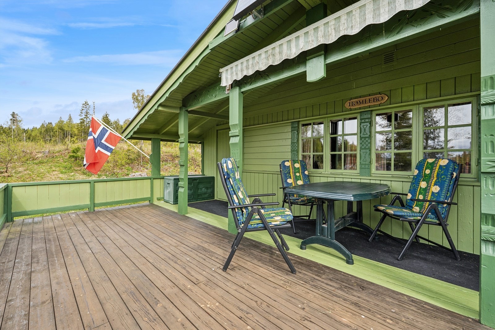 Romslig terrasse som naturlig forlenger oppholdsarealet utendørs Galleribilde