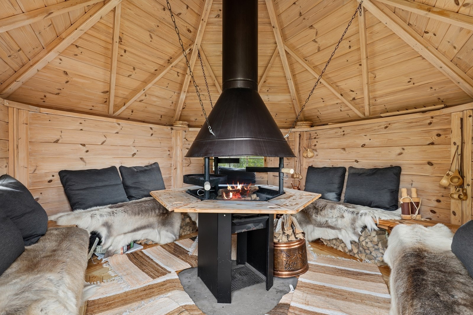 Stemningsfull grillstue med ildsted som naturlig midtpunkt Galleribilde
