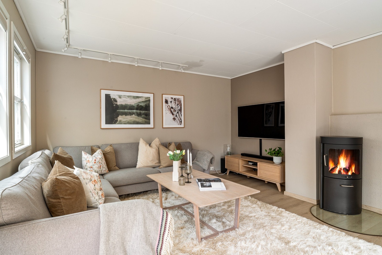 Stuen er av god størrelse med plass til både sofa - og spisegruppe. Hele 1. og 2.etasje fikk også nytt gulv i 2021. Galleribilde