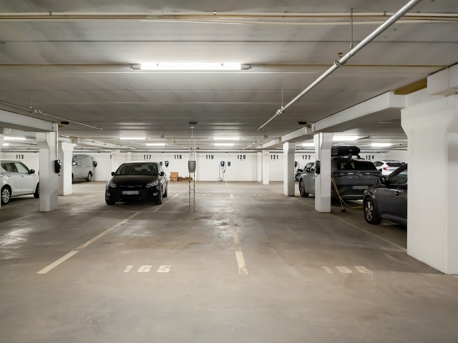 Selger har to garasjeplasser ved siden av hverandre, merket nr. 165 og 166. Disse er i lukket og oppvarmet garasjeanlegg med direkte heisadkomst. Galleribilde