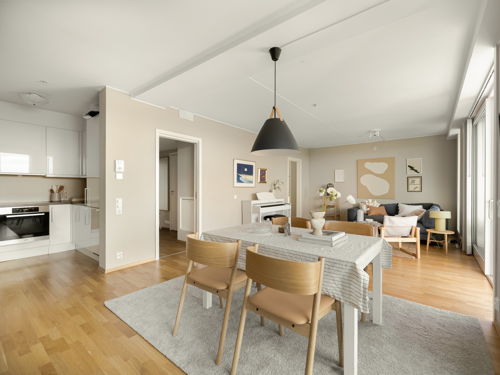 Som tidligere nevnt, er det bra med plass til langbord også. Galleribilde