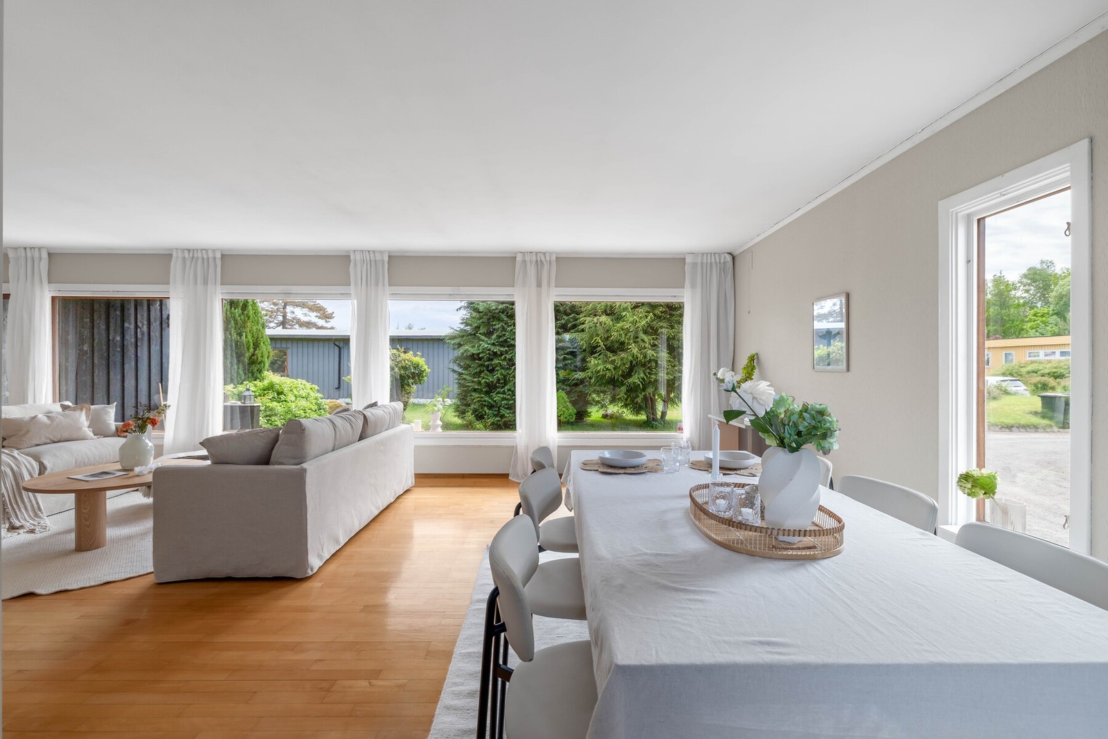 Spisestuen har god plass til større spisebord og direkte utgang. Galleribilde