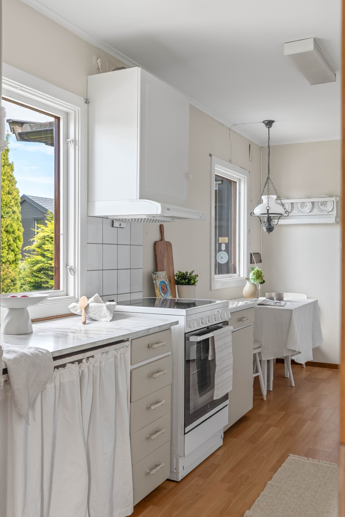 Det er opplegg for oppvaskmaskin og kjøkkenventilator med avtrekk ut. Galleribilde