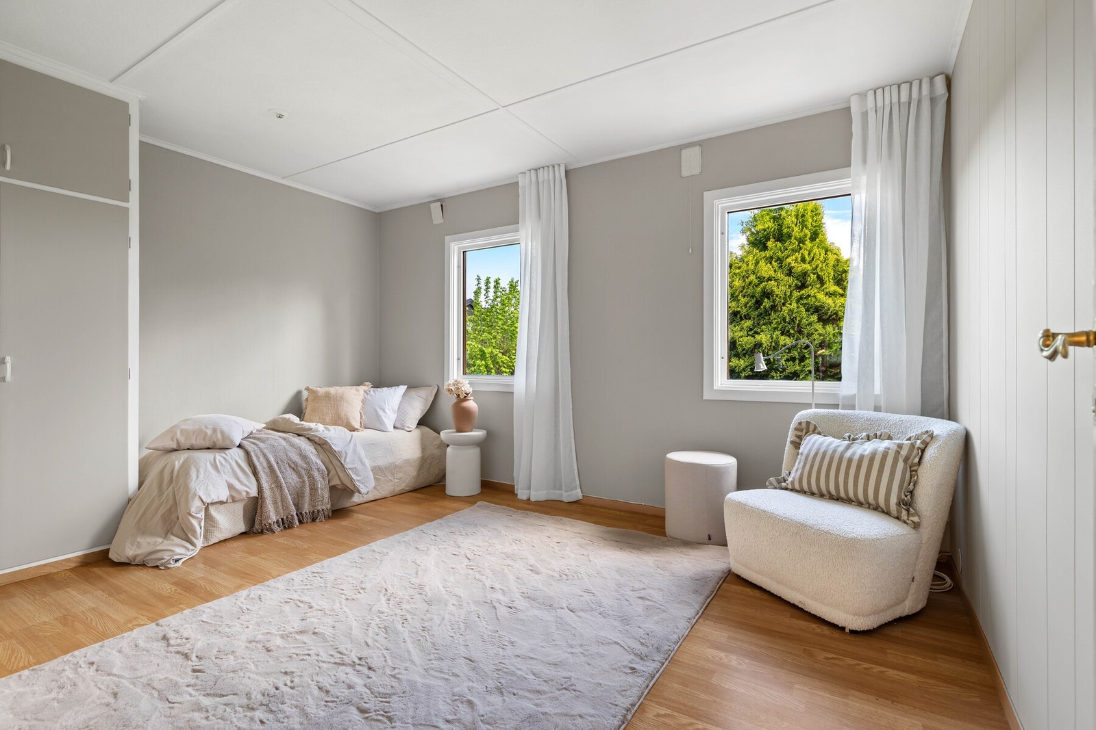 Boligens andre soverom har også plass til en dobbeltseng med nattbord på begge sider og en skrivepult, samt oppbevaring i skap langs vegg. Galleribilde