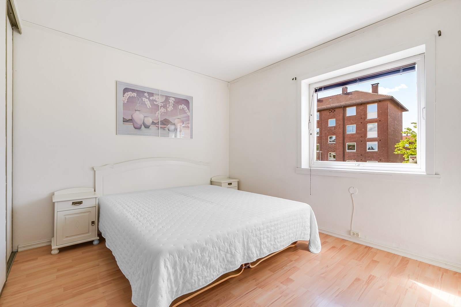 Soverom to med plass til dobbeltseng og nattbord. Galleribilde