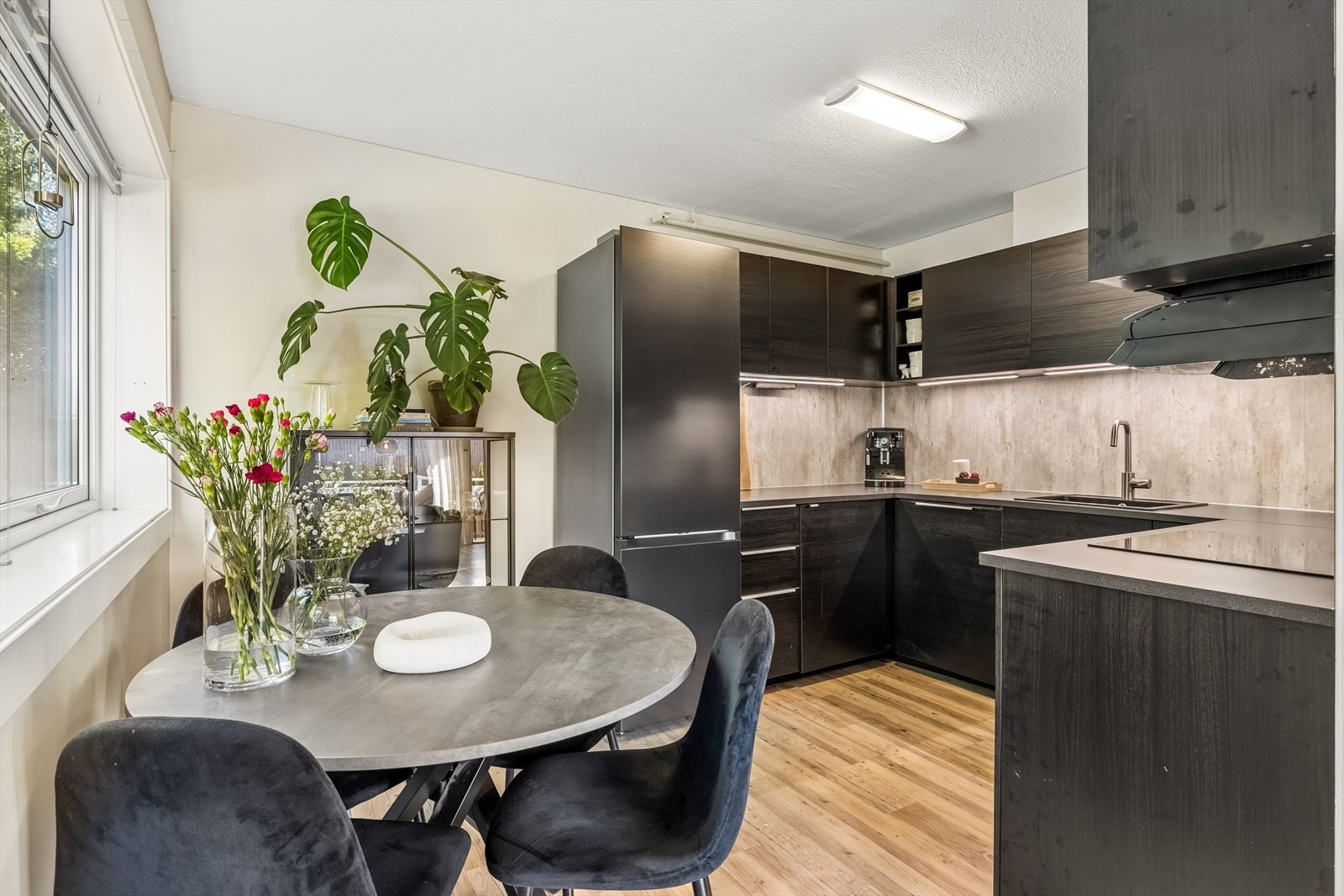 Kjøkkenet er fra 2018 og kommer fra IKEA. Galleribilde