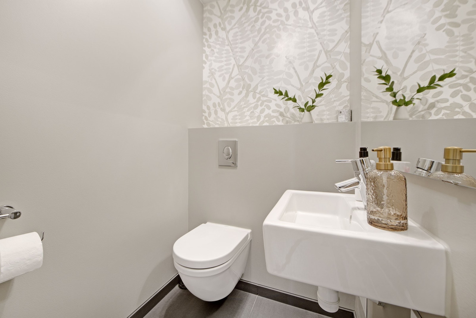 Separat wc - i 1. etasje - vegghengt toalett - servant Galleribilde