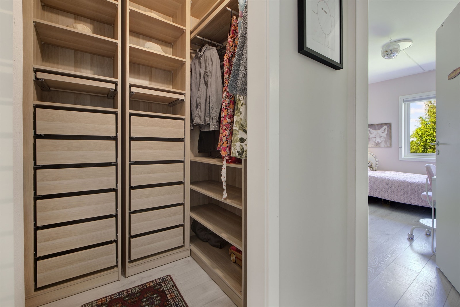 Garderobe - adkomst fra gang i 2. etasje - praktisk garderobeløsning følger Galleribilde