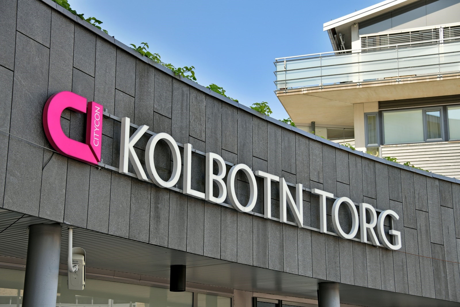 Nær Kolbotn sentrum med alt av butikker, servicetilbud og restauranter - blant annet Kolbotn Torg og ærverdige Gamle Tårnhuset restaurant Galleribilde