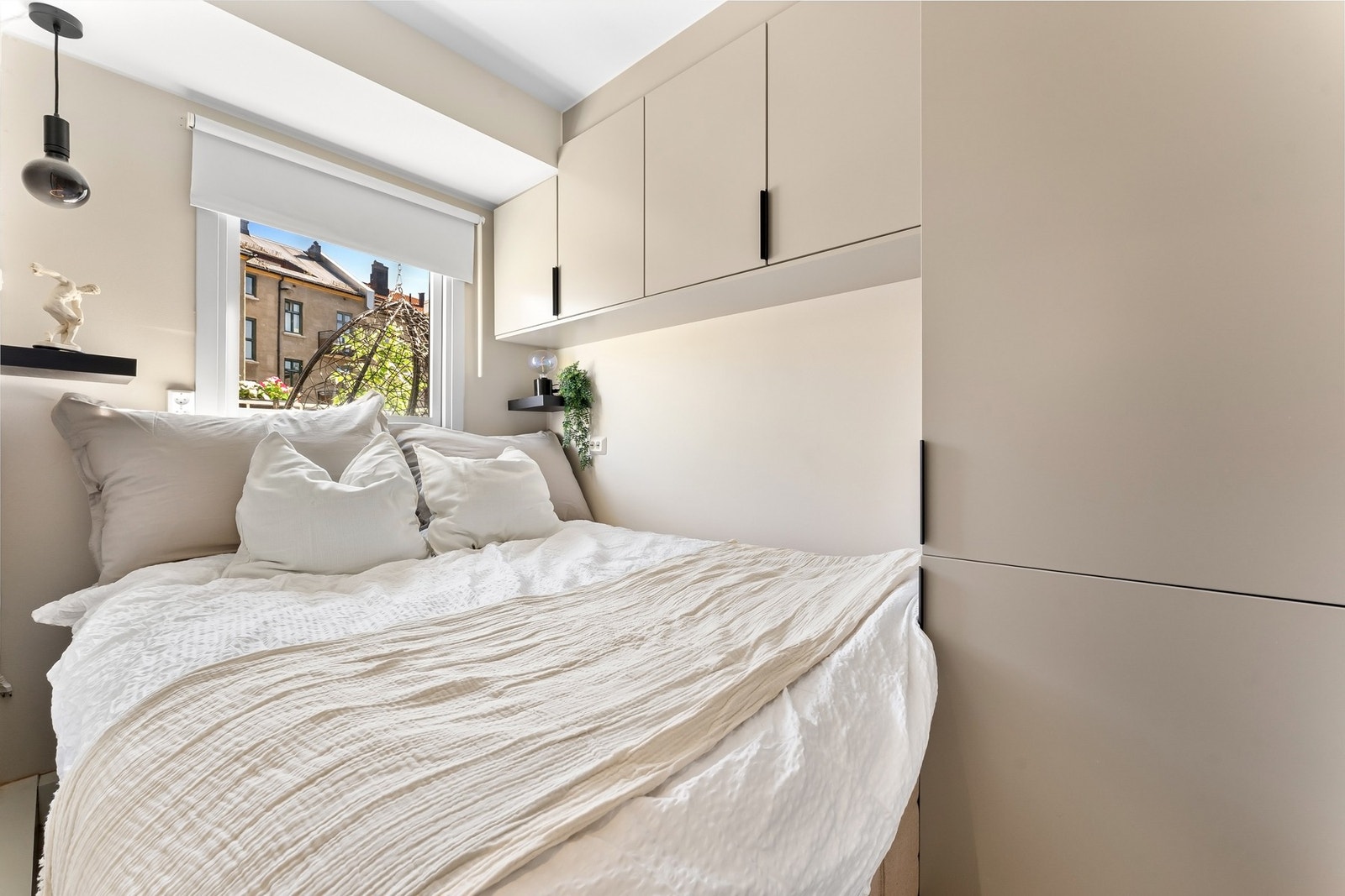 Innbydende soverom med plass til dobbeltseng. Galleribilde