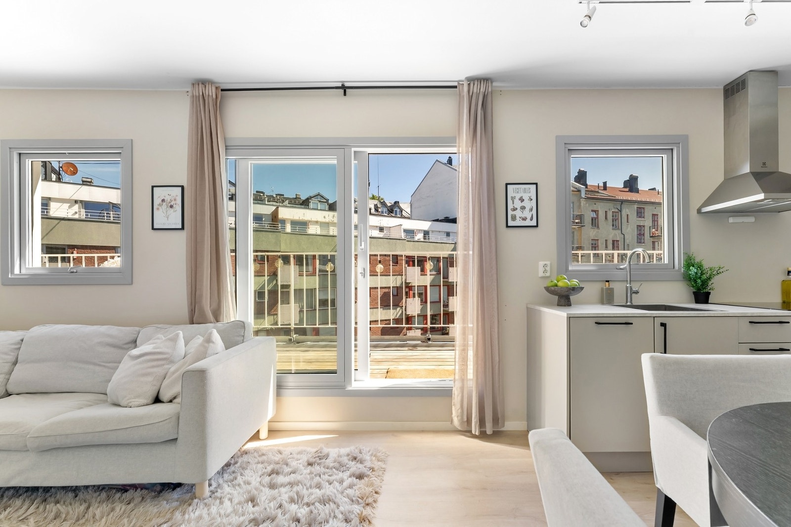 Fra stuen er det utgang til en herlig uteplass. Galleribilde