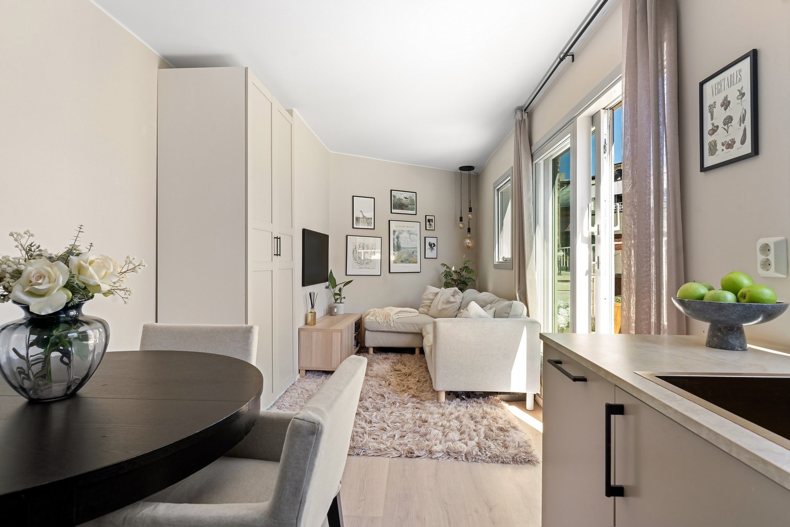 Leiligheten er lys og delikat. Galleribilde