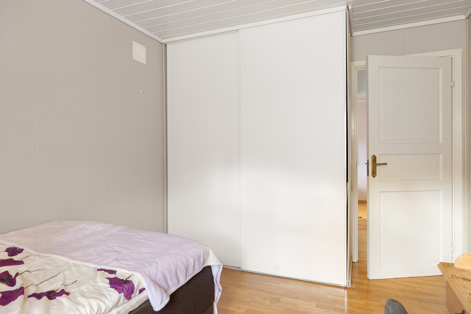 Skyvedørsgarderobe på soverom 2. Galleribilde