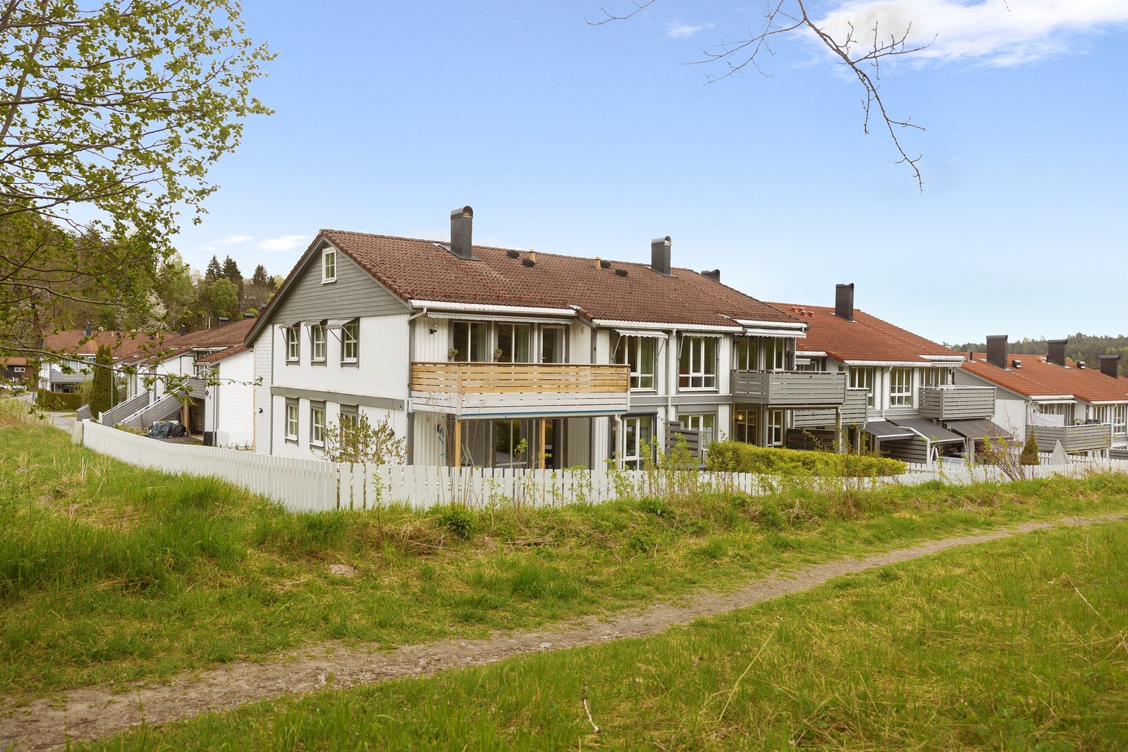 Det er kort vei til tursti. Galleribilde
