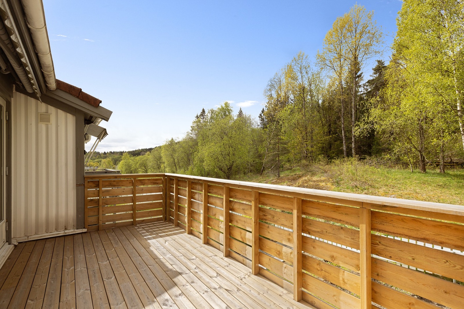 Solrik vestvendt balkong på ca. 22 m² - en naturlig forlengelse av stuen. Galleribilde