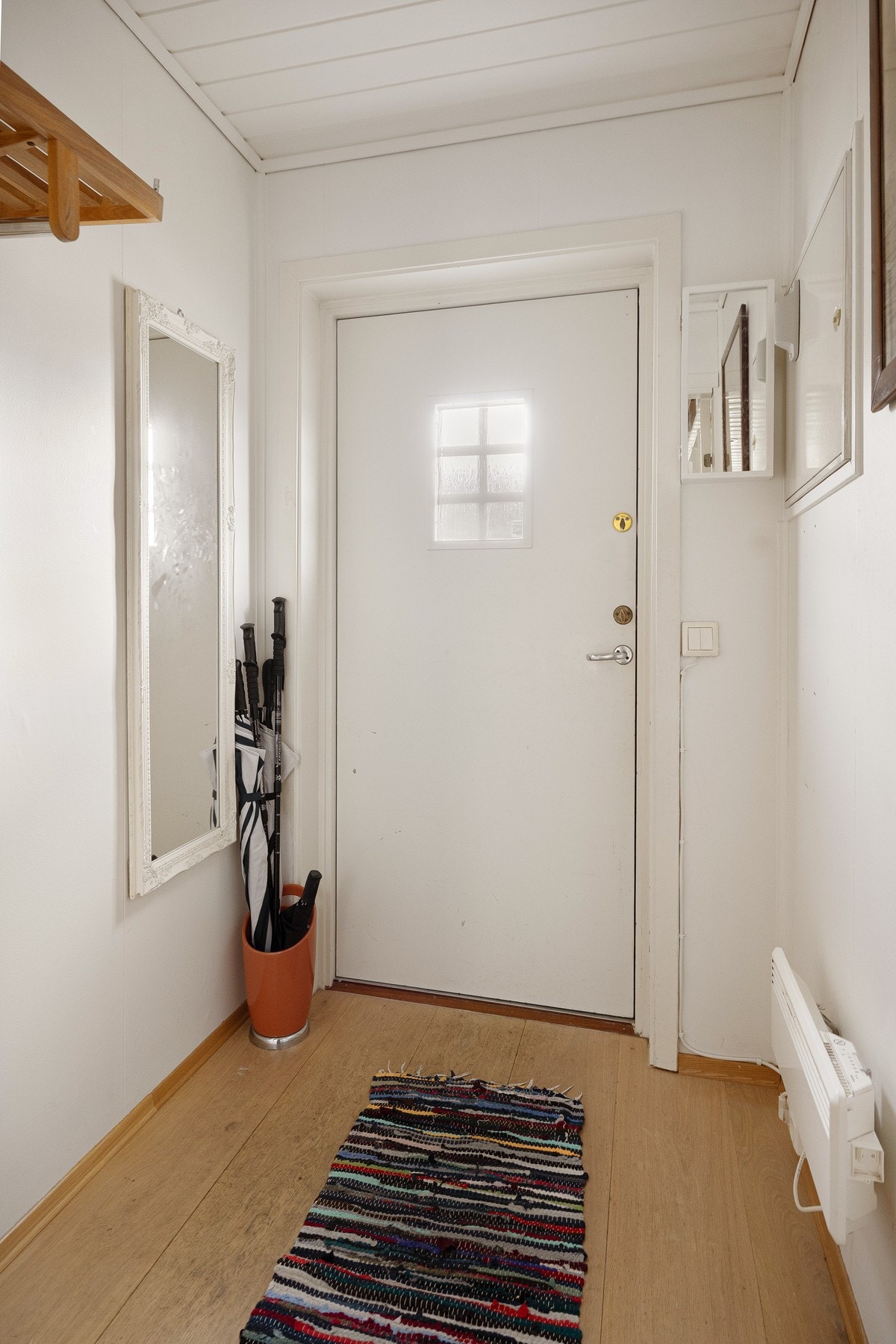 Vindfang/entré er i dag innredet med speil, og oppheng til jakker. Galleribilde