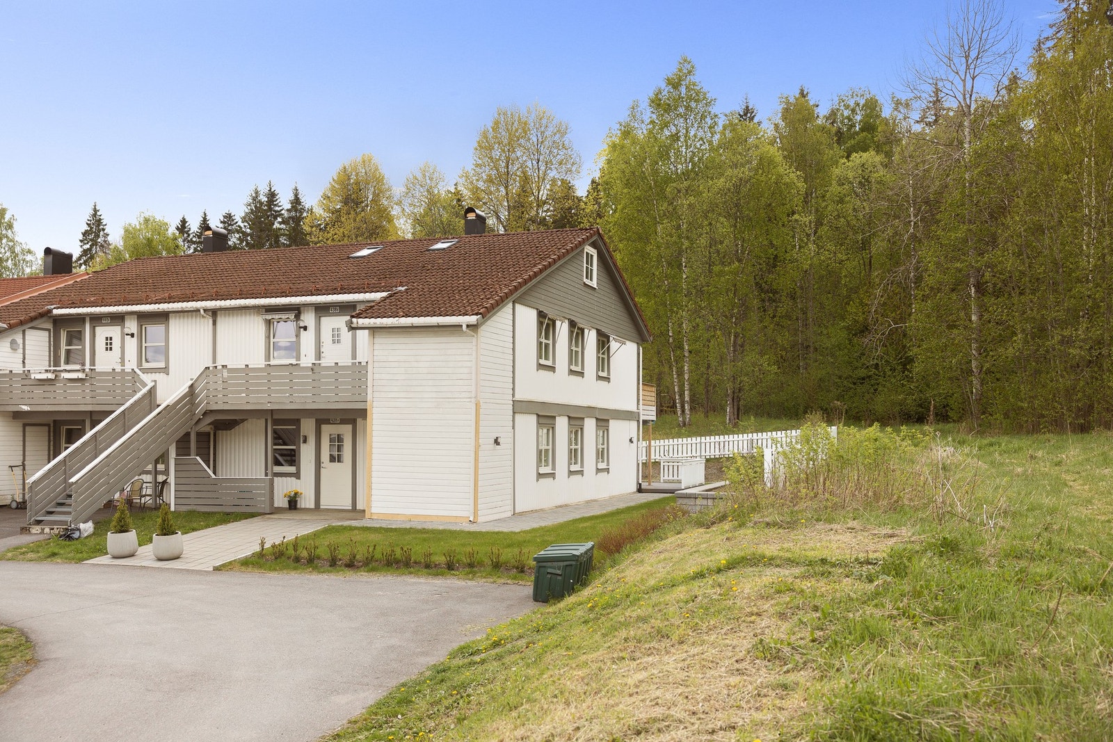 Rekkehusleiligheten ligger i andre etasje helt innerst og øverst på feltet. Galleribilde