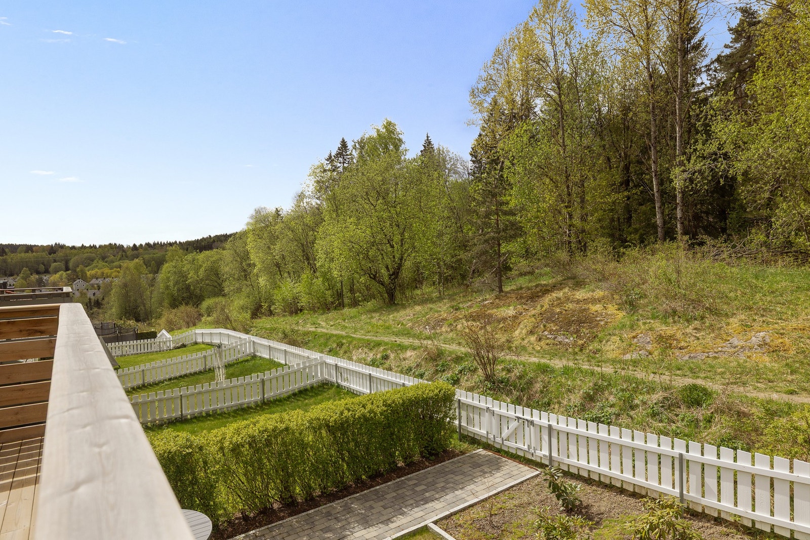 Utsikt fra balkongen - her tilbringes sommerkveldene. Galleribilde