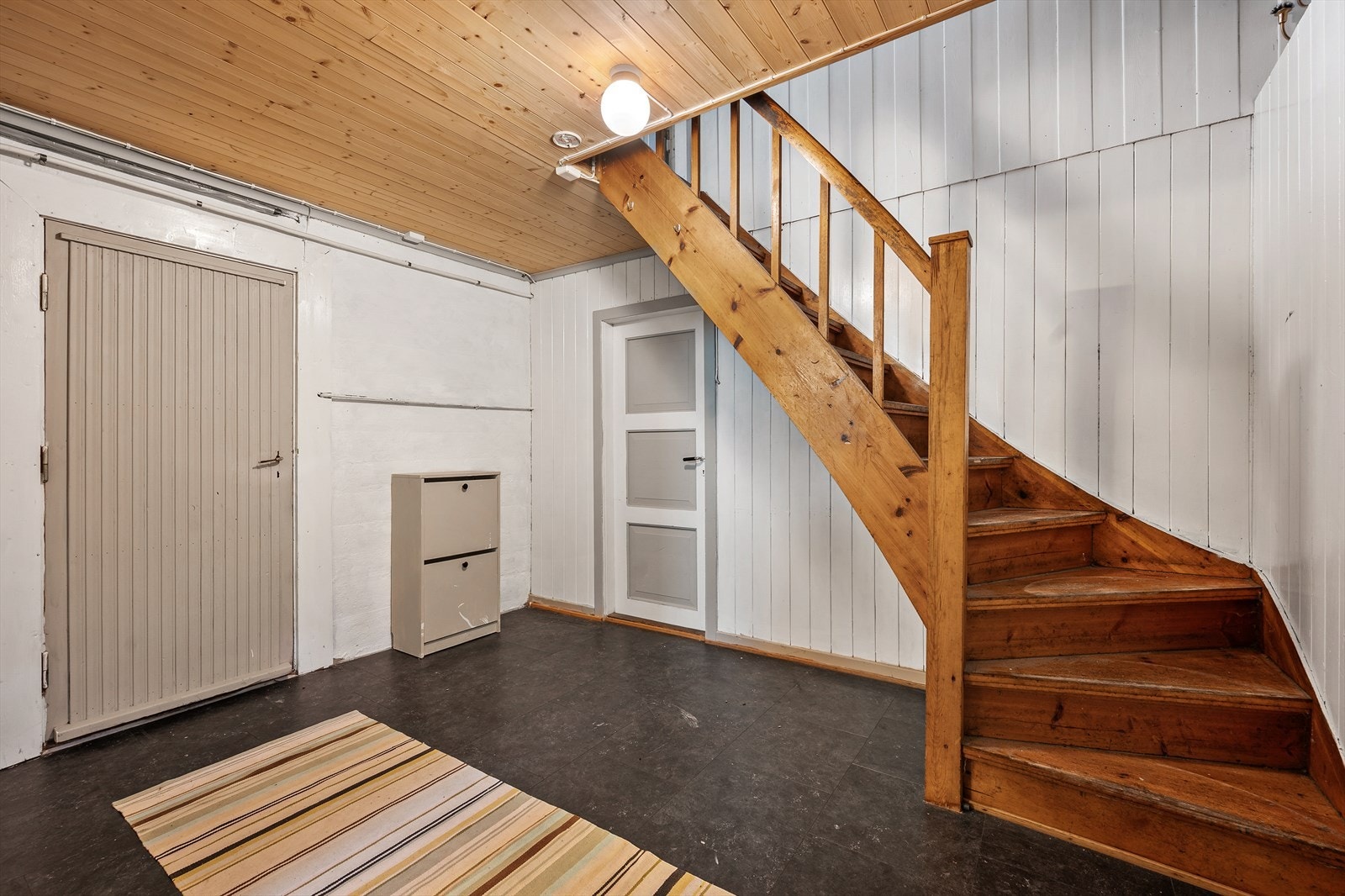 Gang i underetasje med lakkert tretrapp fra 1.etasje Galleribilde