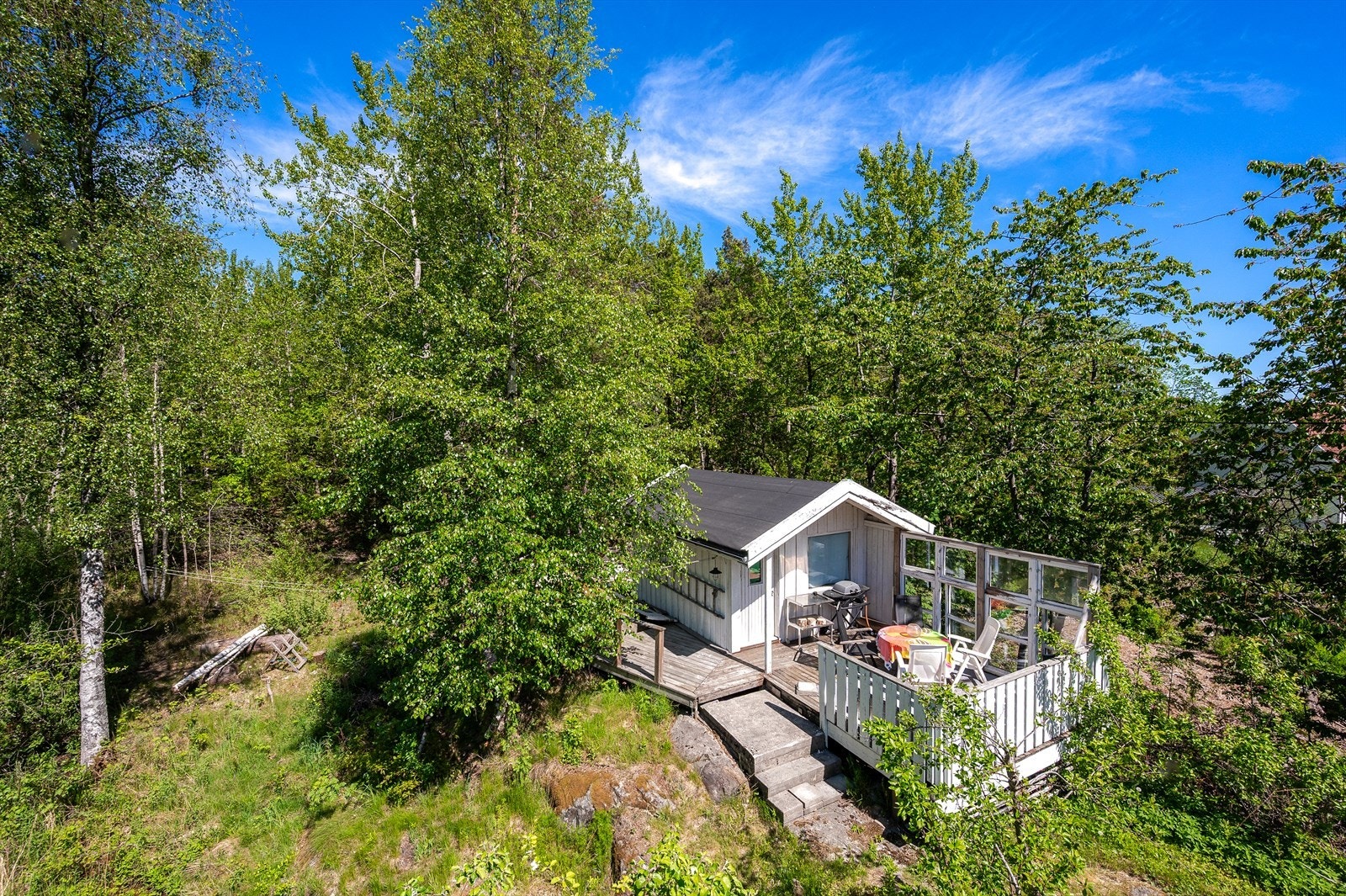 Frittliggende redskapsbod med egen veranda. Galleribilde