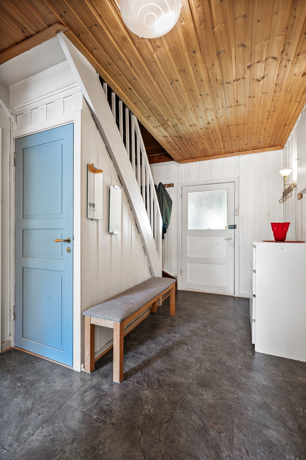 Gang med trapp til loft og kjellernedgang Galleribilde