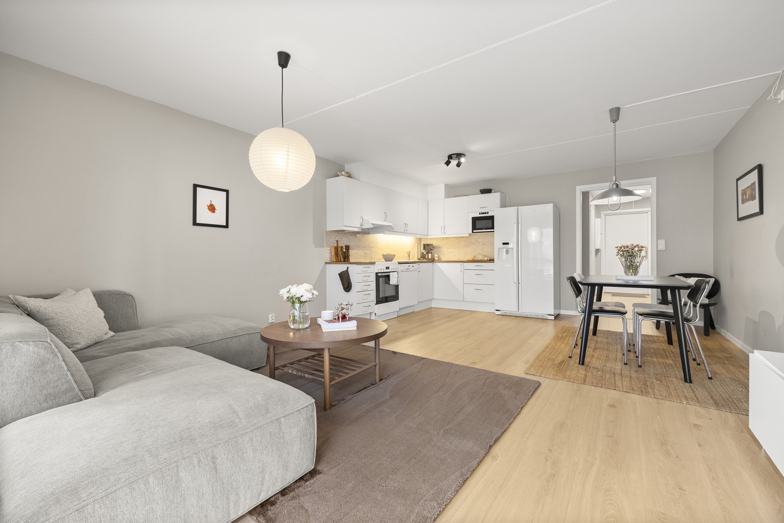 Romslig og åpen stue med gode innredningsmuligheter. Galleribilde