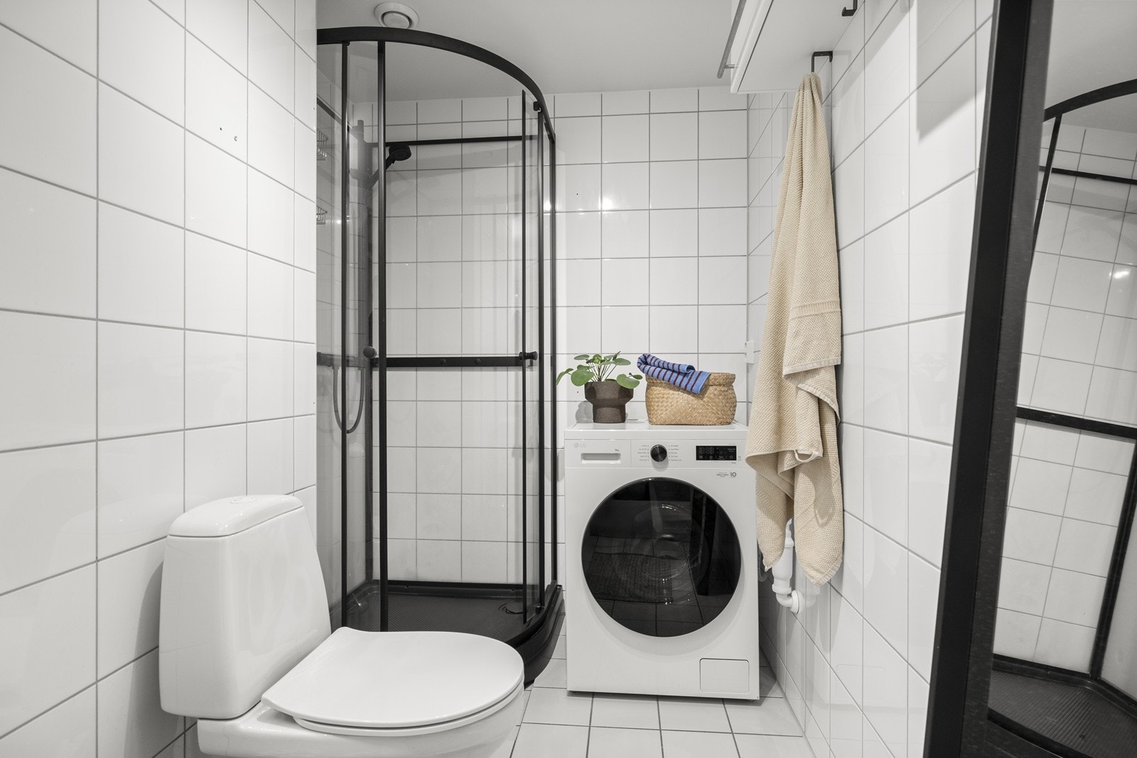 Badet har flislagt gulv med elektriske varmekabler. Galleribilde