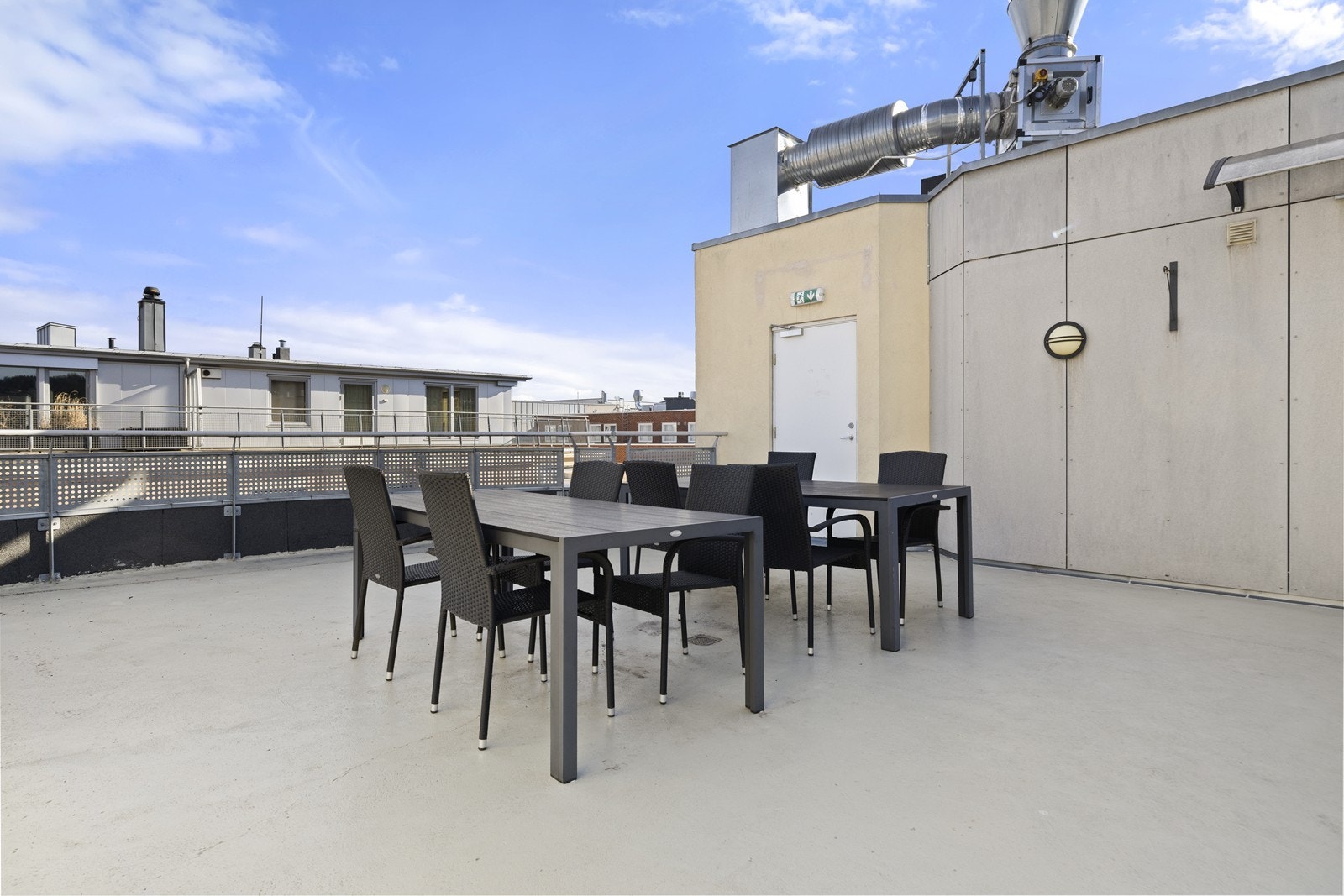 En felles takterrasse gir beboerne et flott sted for sosialt samvær med utsikt over Lillestrøm. Galleribilde