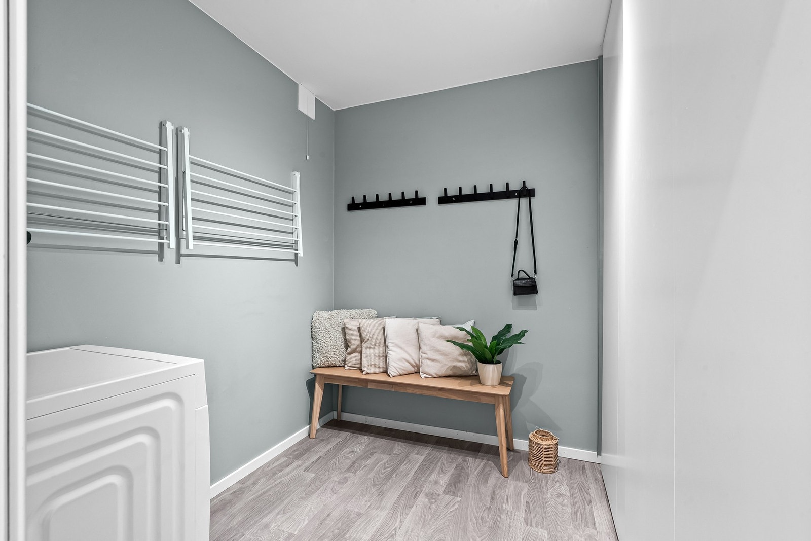 Leiligheten har et eget omkledningsrom med stor skyvedørsgarderobe og rikelig med oppbevaringsplass. Galleribilde