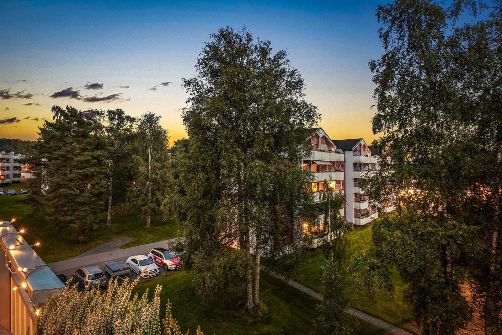 Utsynet fra balkongen er luftig og grønt. Ingen innsyn Galleribilde