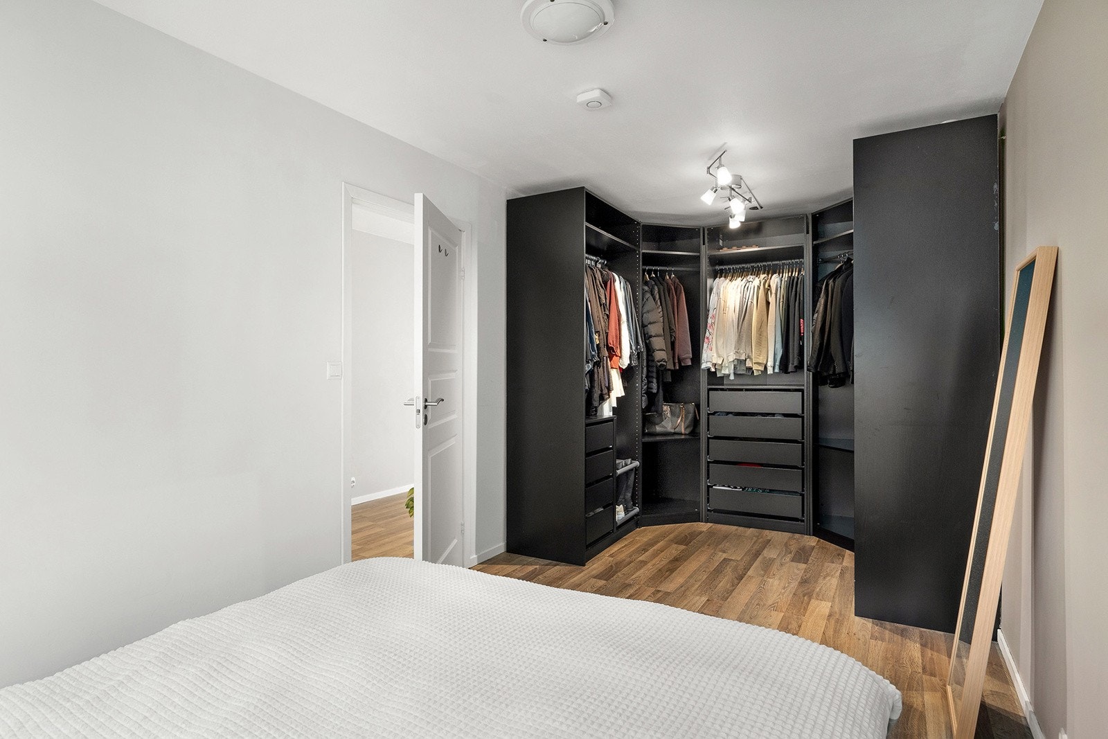Romslig hovedsoverom med stor garderobe. Galleribilde