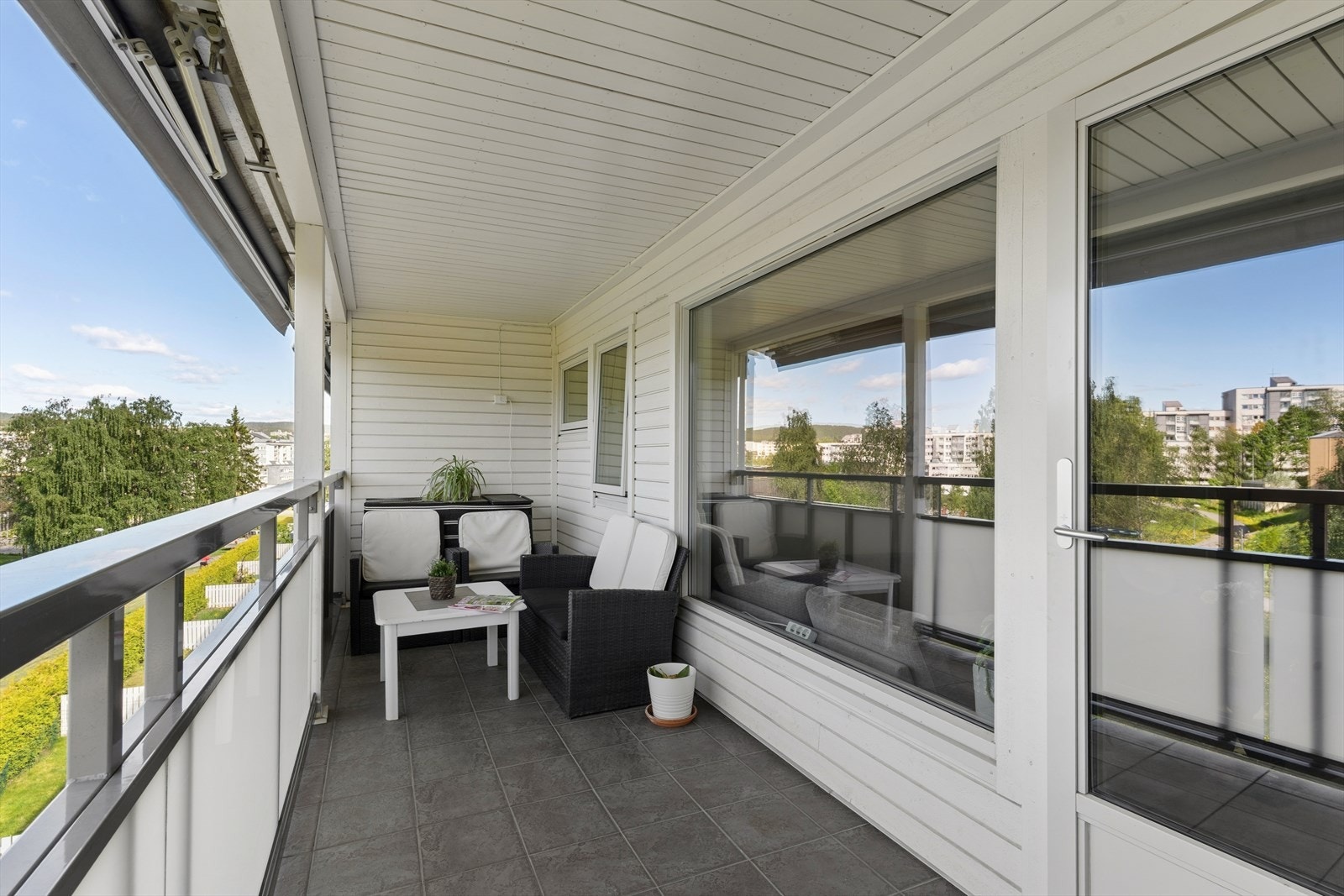 Balkongdør og vinduer med tre-karm og isolerglass er fra 2012. Galleribilde