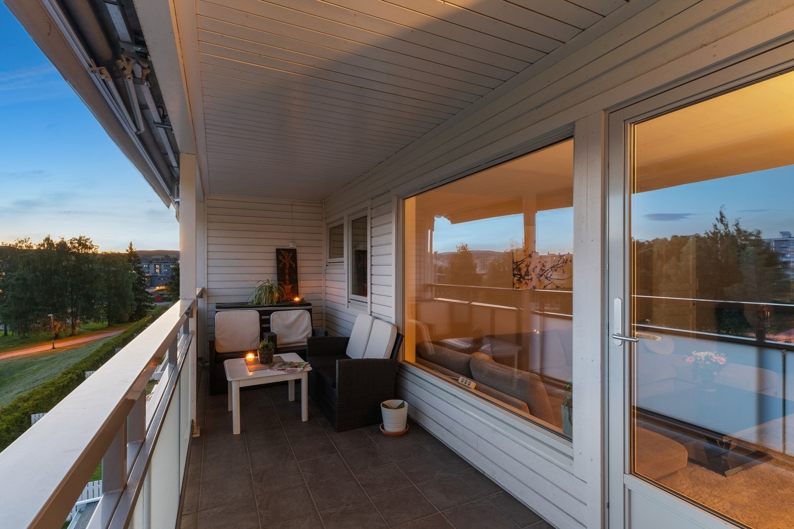 De store vindusflatene i stuen gir godt utsyn mot balkongen og nærområdet. Galleribilde