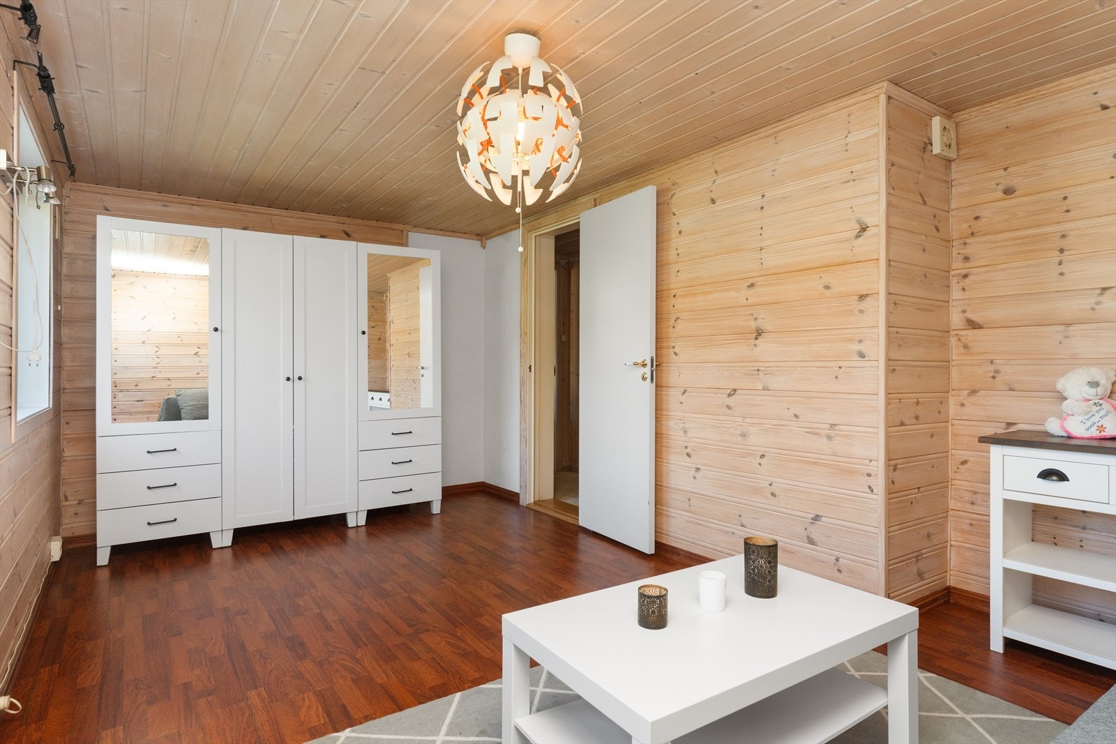 Innredet rom i underetasjen med laminatgulv og panel på vegger og i tak. Rommet er et tidligere hobbyrom på originale byggtegninger. Galleribilde